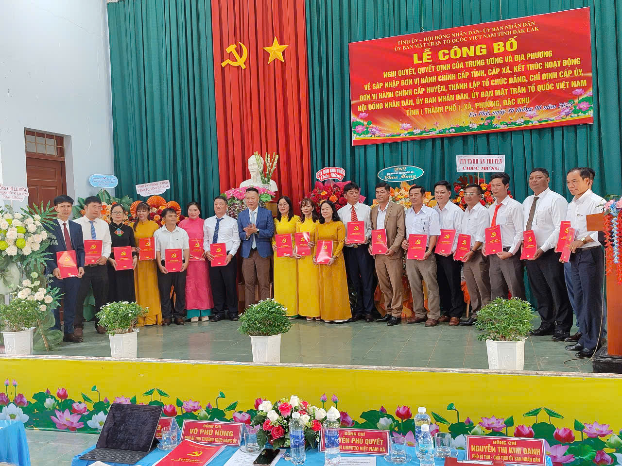 Đảng ủy,HĐND, UBND, Ủy ban MTTQ Việt Nam tổ chức lễ công bố nghị quyết, quyết định của Trung ương và địa phương về sáp nhập đơn vị hành chính cấp tỉnh, cấp xã, kết thúc hoạt động đơn vị hành chính cấp huyện, thành lập tổ chức đảng, chỉ định cấp ủy, HĐND, UBND, Ủy ban MTTQ Việt Nam tỉnh, xã, phường.